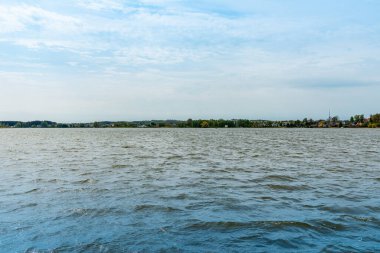 Litvanya şehri Telsiai 'nin güzel yaz manzarası bulutlu gökyüzü, Mastis Gölü' nün üzerinden şehre bakıyor..