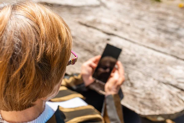 Senior Woman Wrinkled Finger Holding Using Smartphone Old Elderly Woman — Photo