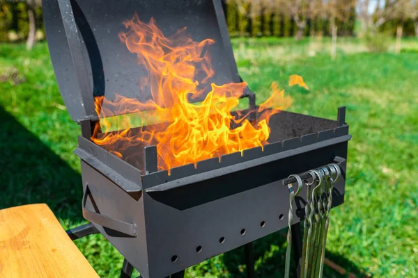 Brandende Vlam Van Houtvuur Buiten Shashlik Bakkerij Zomer Zonnige Dag — Stockfoto