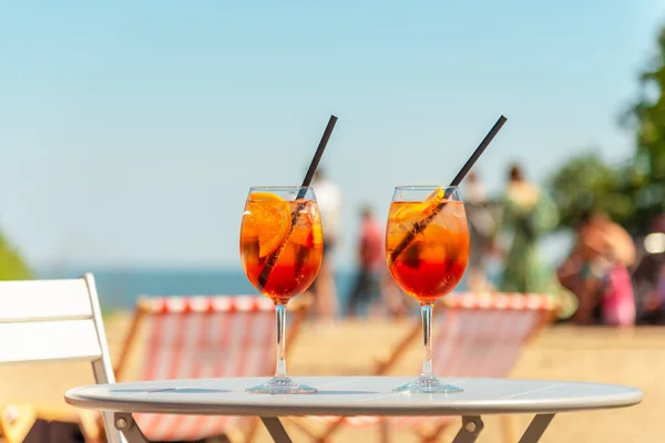 Zwei Gläser Orangenspritz Aperol Drink Cocktail Auf Tisch Freien Mit — Stockfoto