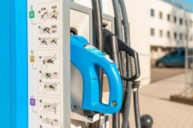 Elektrikli araba için güç kablosunu kapat. Yeşil istasyon. Elektrikli araba aküsü şarjı için güç kaynağı. Odaklan..