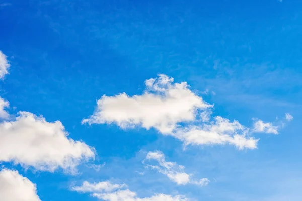 青空に浮かぶ白いふわふわの雲 雲が立ち並ぶ青空 — ストック写真