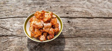 Banner. Shashlik dışarıdaki eski gri meşe masasının üzerindeki kasede barbekü yaptı. Yakın çekim..