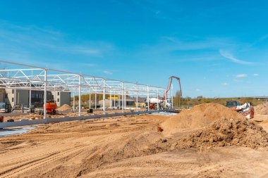 Makineli kentsel alan, insanlar inşaat alanında çalışıyor. Telsiai, Litvanya 05-10-2022.