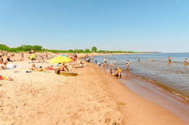 Yaz aylarında plajda tatil yapan turistler. 24 Haziran 2022 Klaipeda Litvanya.