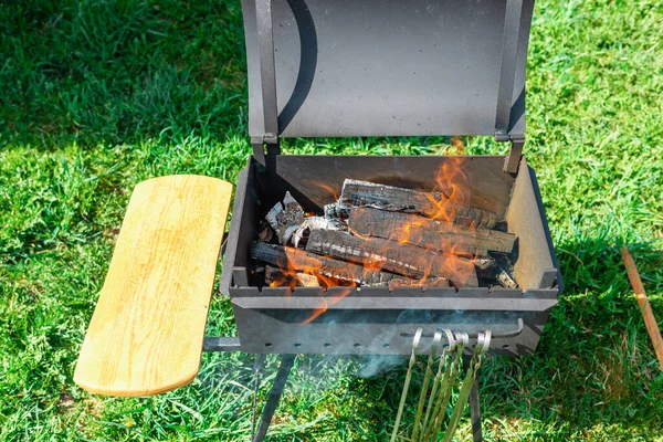 Brandende Vlam Van Houtvuur Buiten Shashlik Bakkerij Zomer Zonnige Dag — Stockfoto