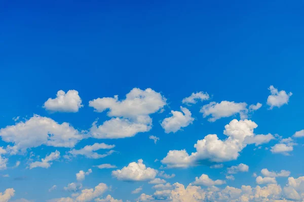 Witte Pluizige Wolken Blauwe Lucht Zomer Achtergrond Wolken Witte Blauwe — Stockfoto