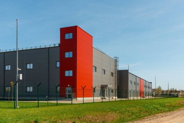 Yeni ticari perakende küçük ofis binası. Küçük bir işletmenin dış cephesi. Telsiai, Litvanya. 05-10-2022.