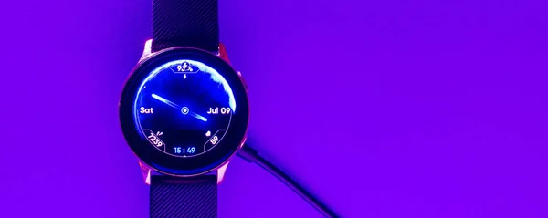 Розумний Годинник Бездротовій Зарядці Екраном Пурпуровий Вечірній Неоновий Сяючий Модний — стокове фото