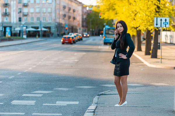 Młoda Kobieta Biznesu Smartfonem Stojąca Tle Zamazanego Budynku Biznes Mody — Zdjęcie stockowe