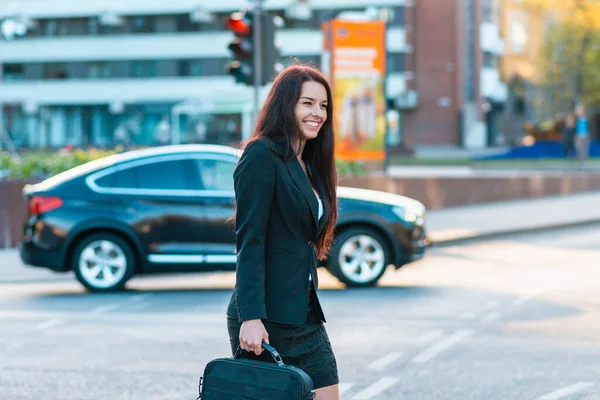 Genç Güzel Bir Kadını Elinde Laptop Çantasıyla Şehir Caddesinde Dolaşıyor — Stok fotoğraf