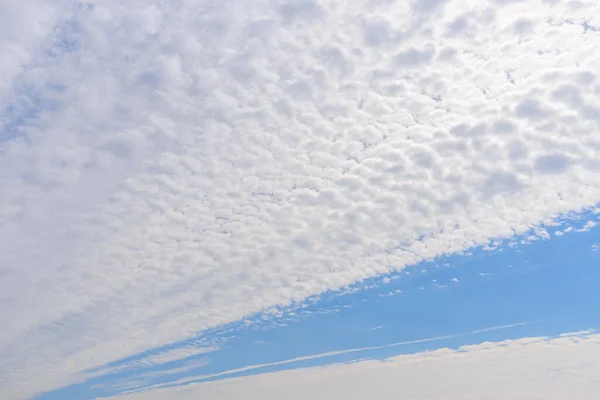 Летнее Голубое Небо Белые Облака Светло Белом Фоне Красота Ясная — стоковое фото