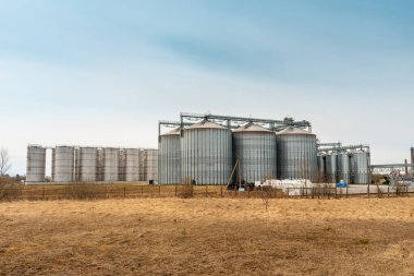 Kurutma, temizleme ve depolama için modern kompleks bir tahıl. Bulutlu mavi gökyüzü baharı, sonbahar arkaplanı.