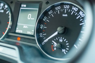 Modern araba hız göstergesi, kilometre sayacı, takometre ve aydınlatılmış gösterge paneli. araba gösterge paneli modern otomobil kontrollü panel hız göstergesi. Araba enstrüman paneli. Odaklan..