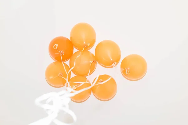 Bunch Balões Laranja Fundo Branco Vista Inferior — Fotografia de Stock