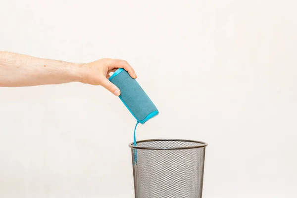 Portable Wireless Speaker Thrown Trash Can Disposal Recycling White Gray — Fotografia de Stock