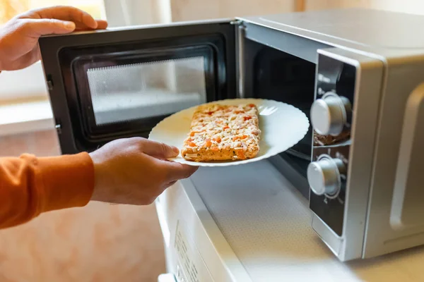 Невареная Замороженная Маленькая Пицца Помещенная Микроволновку — стоковое фото