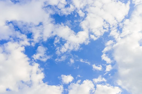 明るい青劇的な曇りの空の素敵なテクスチャ 雲の背景と劇的な空 — ストック写真