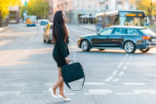 Genç Güzel Bir Kadını Elinde Laptop Çantasıyla Şehir Sokaklarında Dolaşıyor — Stok fotoğraf