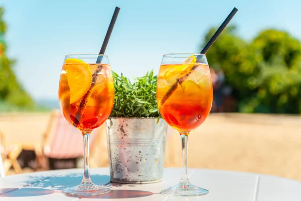 Zwei Gläser Orangenspritz Aperol Drink Cocktail Auf Tisch Freien Mit — Stockfoto