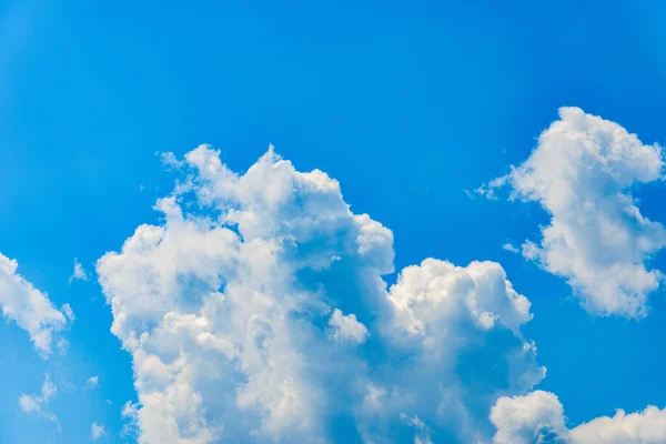 Witte Pluizige Wolken Blauwe Lucht Achtergrond Bewolkt Witte Blauwe Lucht — Stockfoto