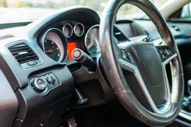 Arabanın sürücü koltuğu. Arabanın içi. Açık araba kapıları. Kapatın..