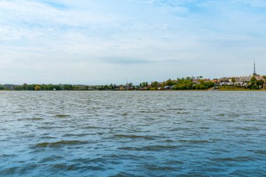 Litvanya şehri Telsiai 'nin güzel yaz manzarası bulutlu gökyüzü, Mastis Gölü' nün üzerinden şehre bakıyor..