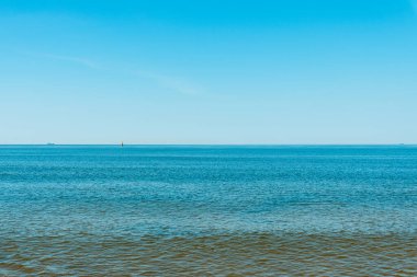 Güzel bir sabah gökyüzü, su, deniz, okyanus. Sakin, serin, rahatlatıcı su. soğuk arkaplan, boşluğu kopyala.
