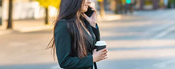 Siyah Takım Elbiseli Çekici Esmer Kadını Açık Havada Cep Telefonuyla — Stok fotoğraf