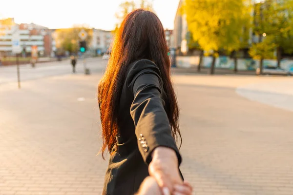 Gelukkig Brunette Meisje Afkeren Gezicht Houden Vriendje Hand Een Straat — Stockfoto