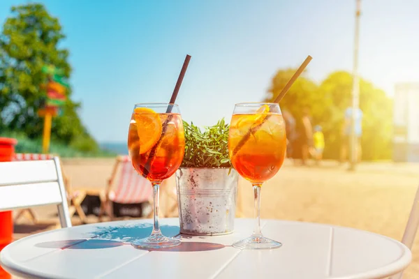 Dvě Sklenice Pomerančového Spritz Aperol Pít Koktejl Stole Venku Západ — Stock fotografie