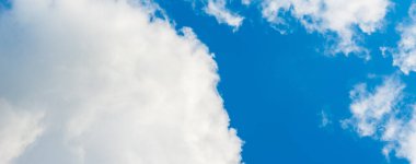 Gökyüzü, bulutlar arkaplan. Beyaz bulutlu güzel mavi gökyüzü, panoramik pankart, arka plan, duvar kağıdı. Boşluğu kopyala.