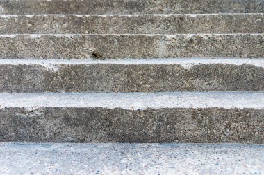 Eski merdivenler. Eski bej, gri merdivenler. Yakın plan..