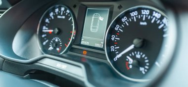 Modern araba hız göstergesi, kilometre sayacı, takometre ve aydınlatılmış gösterge paneli. araba gösterge paneli modern otomobil kontrollü panel hız göstergesi. Araba enstrüman paneli. Odaklan..