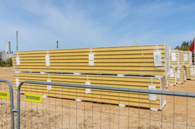 Makineli kentsel alan, insanlar inşaat alanında çalışıyor. Telsiai, Litvanya 05-10-2022.