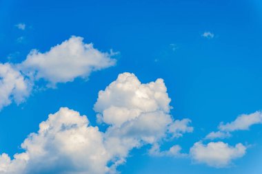Mavi gökyüzünde beyaz kabarık bulutlar yaz arkaplanı. Bulutlu mavi gökyüzü güzel mavi gökyüzünde..