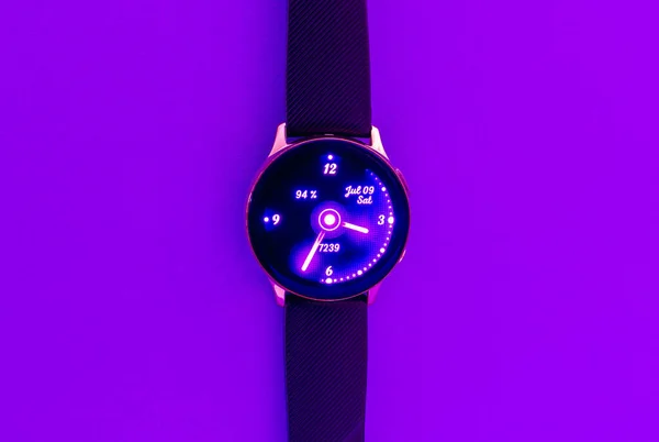 Smart Watch Glowing Neon Purple Veri Peri Color Background Empty — Stockfoto