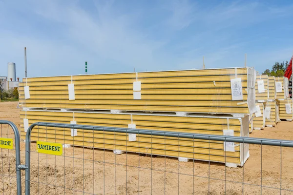 Makineli kentsel alan, insanlar inşaat alanında çalışıyor. Telsiai, Litvanya 05-10-2022.