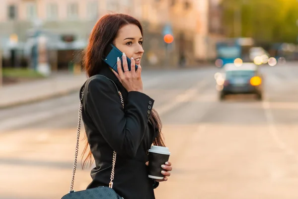 Fiatal Üzletasszony Beszél Telefonban Kezében Kávépapír Pohár Átkelés Utca Elmosódott — Stock Fotó