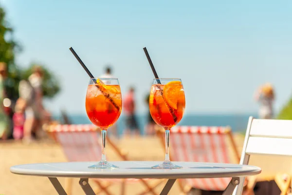 Dvě Sklenice Pomerančového Spritz Aperol Pít Koktejl Stole Venku Mořem — Stock fotografie