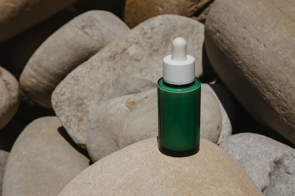 Lahvička Pipetou Kamenném Pozadí Přírodní Kosmetická Lahvička Péči Pleť Zeleného — Stock fotografie