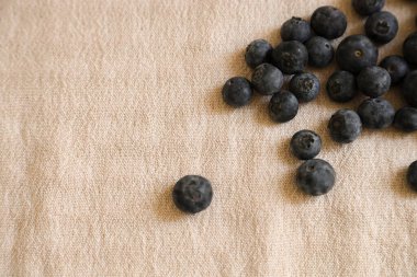 Tahta masadaki taze yaban mersinleri. Kırsal ahşap masada yabanmersini..