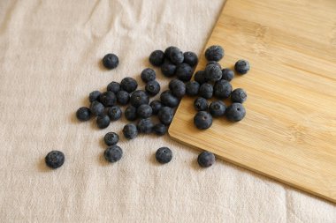 Tahta masadaki taze yaban mersinleri. Kırsal ahşap masada yabanmersini..