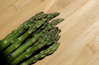 Yeşil arka planda taze yeşil kuşkonmaz. Yeşil arka planda taze yeşil kuşkonmaz