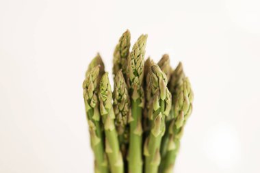 Yeşil arka planda taze yeşil kuşkonmaz. Yeşil arka planda taze yeşil kuşkonmaz