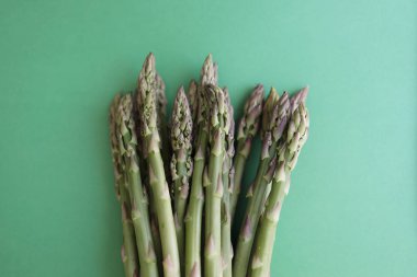 Yeşil arka planda taze yeşil kuşkonmaz. Yeşil arka planda taze yeşil kuşkonmaz