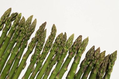 Beyaz arka planda kuşkonmaz. Beyaz arka planda taze kuşkonmaz resmi.