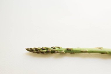 Beyaz arka planda kuşkonmaz. Beyaz arka planda taze kuşkonmaz resmi.