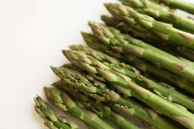 Beyaz arka planda kuşkonmaz. Beyaz arka planda taze kuşkonmaz resmi.