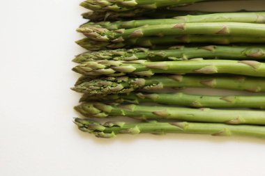 Beyaz arka planda kuşkonmaz. Beyaz arka planda taze kuşkonmaz resmi.